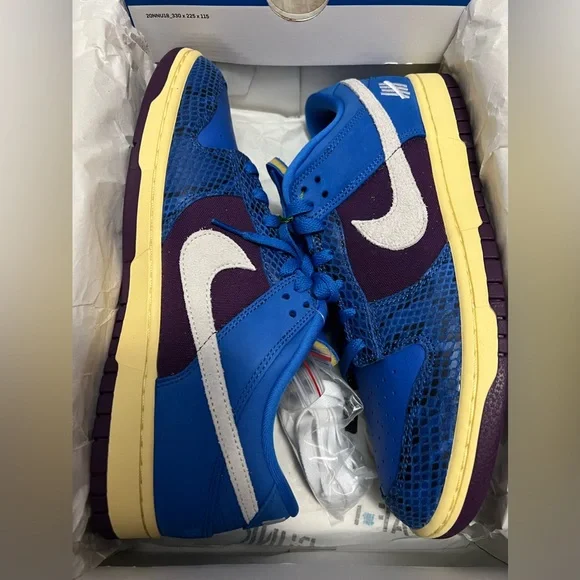 Nike Dunk Low, Mens size 11, (New) Og all